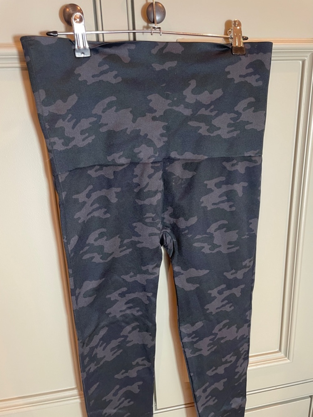 SPANX Women’s 3XL Camo Leggings Great Compression in Black & Gray Tummy Control - Picture 3 of 3